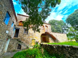 Casa a Tortellà. Masia a tortellà