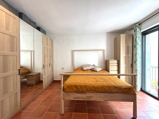 Haus  Plaça de la vila. Casa a amer
