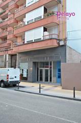 Location Local commercial à Calle joaquín cayón 4. Gran local en alquiler en 4 caminos, torrelavega