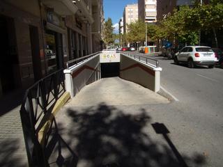 Parking coche en Plaça castella 7. Se vende plaza garaje en altabix