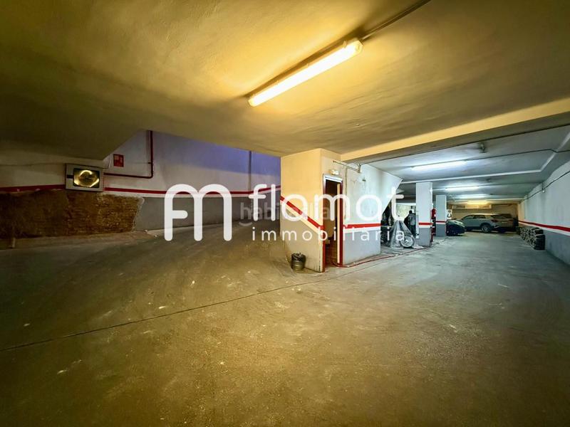 Foto b13e7a46-d429-48e6-b03c-9d4ec1b2a3a5. Parking voiture dans Vila de Gràcia Barcelona