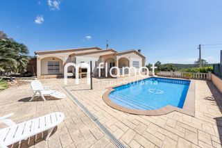 Haus  . españa. Preciosa casa con piscina, garaje jardín en el montmell