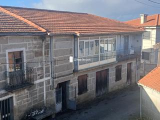 Masia a Porqueira. Típica casa gallega en piedra, rehabilitada parcialmente, ayto.