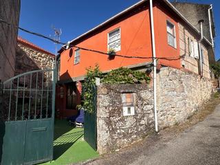 Casa a Melón. Se vende casa con patio y finca. a  1km. ribadavia