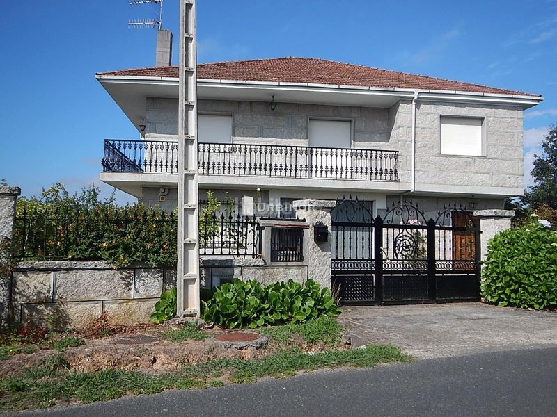 Foto 51f4c95b-dd21-4c4c-bfc2-5d847b8fdaa8. Casa amb aparcament a Xunqueira de Ambía