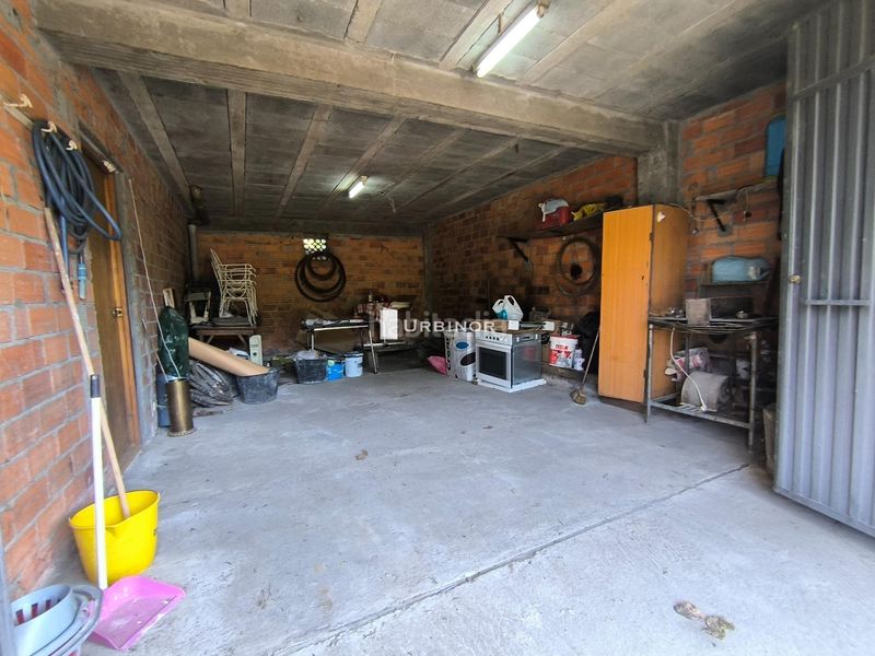 Foto f2f9e11c-8fbe-47b4-b68f-e7b16936fb22. Casa amb aparcament a Arnoia (A)