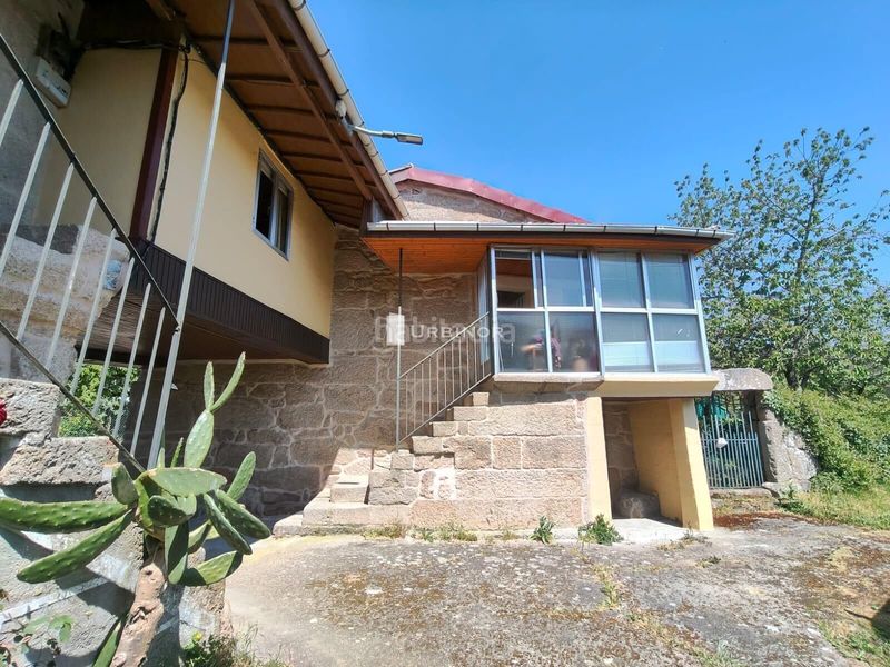 Foto f05f1a89-d6fb-4a93-8def-3bed6c828ead. Casa amb aparcament a Allariz