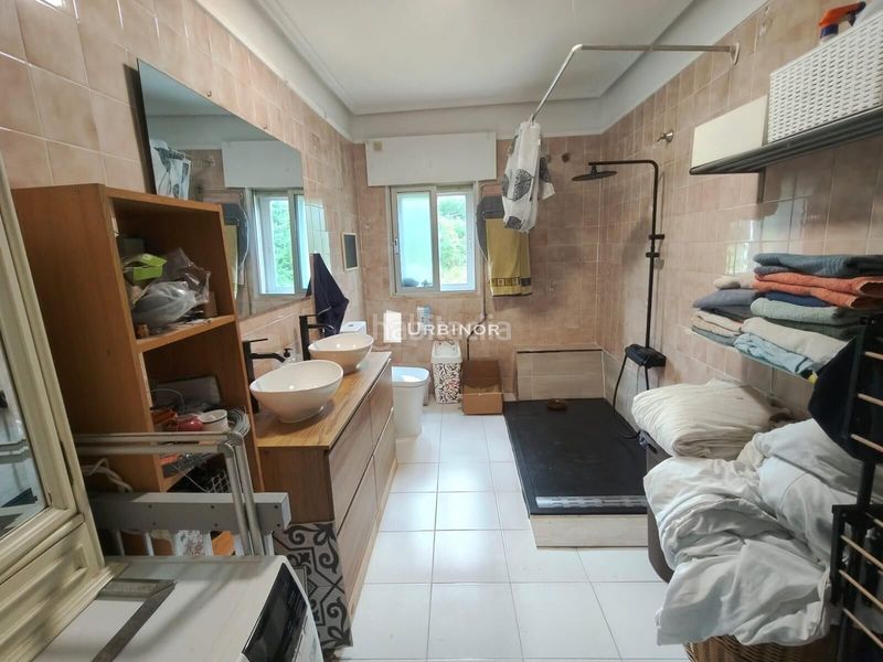 Foto 5e259b13-d8c8-4661-b878-4044055b733e. Casa amb aparcament a Leiro