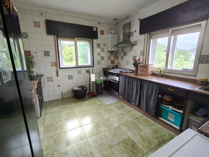 Foto 9526221a-fc46-4657-b2b8-dbb87842eed1. Casa amb aparcament a Leiro