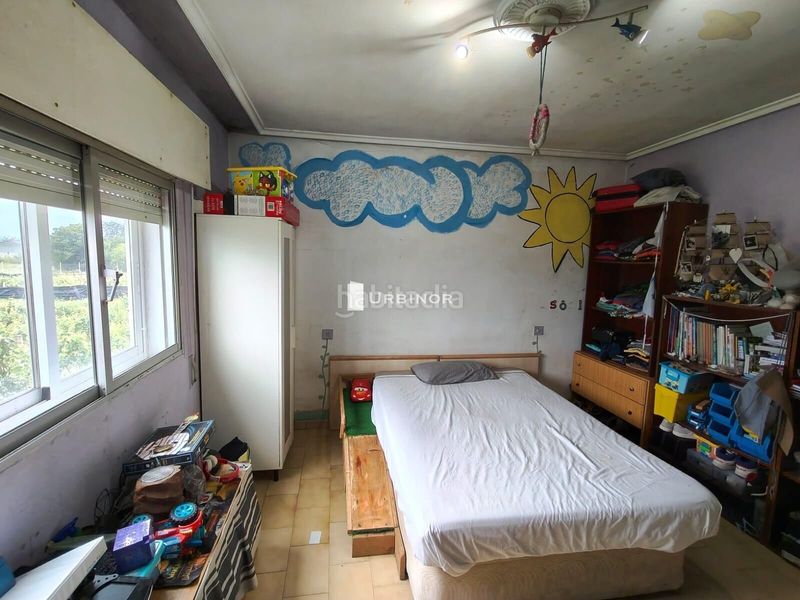 Foto d37b6808-ae65-4a4b-b91a-e54a9fcd595f. Casa amb aparcament a Leiro