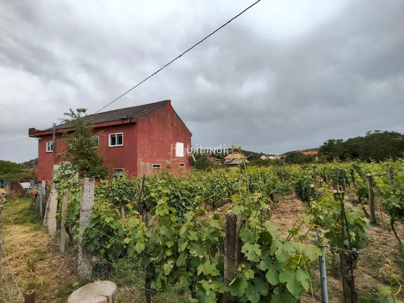 Foto defb1bc0-dd51-4691-a38d-f7522d1e72d7. Casa amb aparcament a Leiro