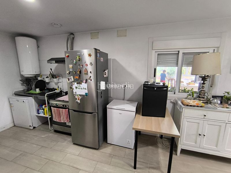 Foto f2fe33c7-c23f-4213-9017-739a7d66bea7. Casa amb aparcament a Leiro