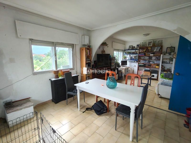 Foto fbc7666d-add8-48fa-b3e9-d885028b66a0. Casa amb aparcament a Leiro