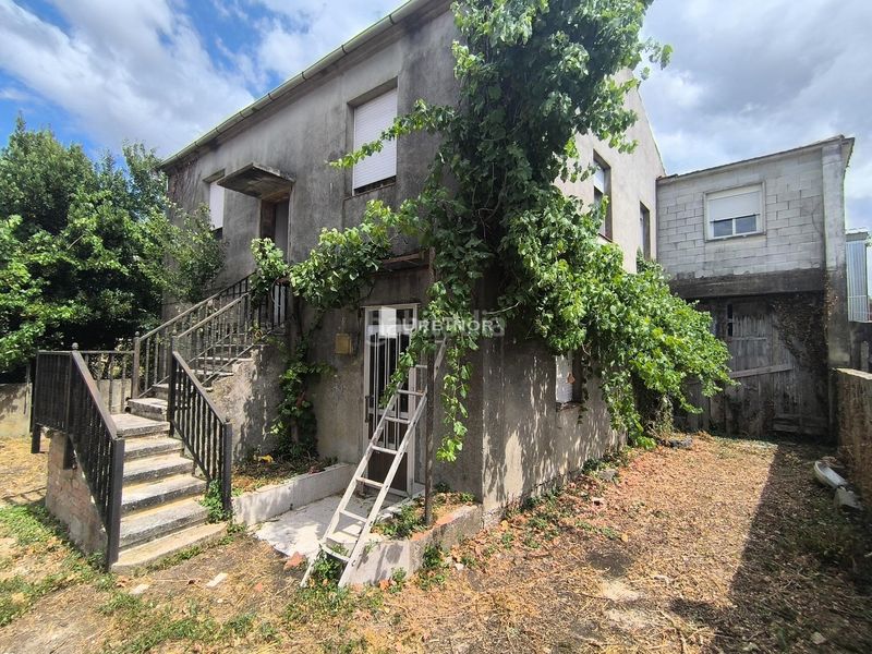 Foto c49c645f-fdb1-4a9b-b835-12c185ee3135. Casa amb aparcament a Trasmiras