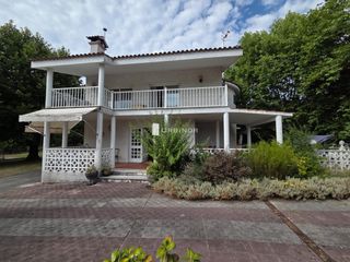 Haus in Pereiro de Aguiar (O). Espectacular chalet con 7.000 m2 de finca, piscina y zona deport