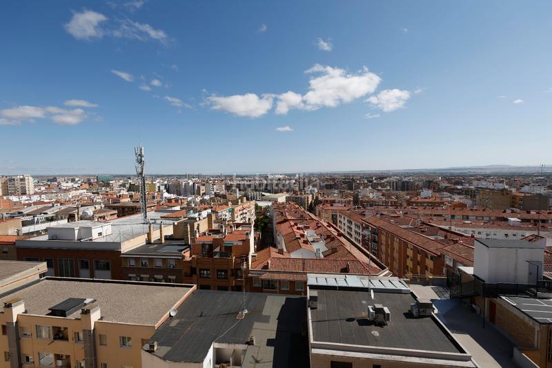 Foto 070d1132-2356-41e7-89f3-1257436cb888. Alquiler ático gran ático en alquiler en San José alto. terraza solarium de 90 m². en Zaragoza