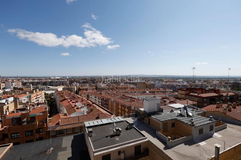 Foto 1b3253d7-9885-40f4-bae7-17dbba254fe7. Alquiler ático gran ático en alquiler en San José alto. terraza solarium de 90 m². en Zaragoza