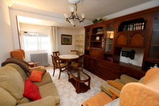 Pis a La Bozada - Parque Delicias. Piso de tres dormitorios. ascensor. calefacción. muy buena zona.