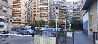 Affitto Posto auto  Avenida de josé anselmo clavé 25. Garaje en alquiler en avenida josé anselmo clavé. para coche peq