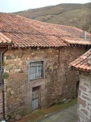 Edifici a Barrio carmona 76. Casa cuadra valle cabuerniga