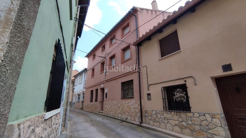 Foto 87aa711b-bdfd-4725-ab3c-25db5db1bdfe. Casa pareada casa de pueblo con dos escaleras 300m2 en Castielfabib