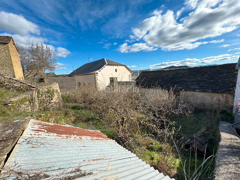 Foto a815fd5d-9c94-41ca-96ca-7734e957e8d7. Masia amb xemeneia aparcament a Poblaciones Sur Jaca