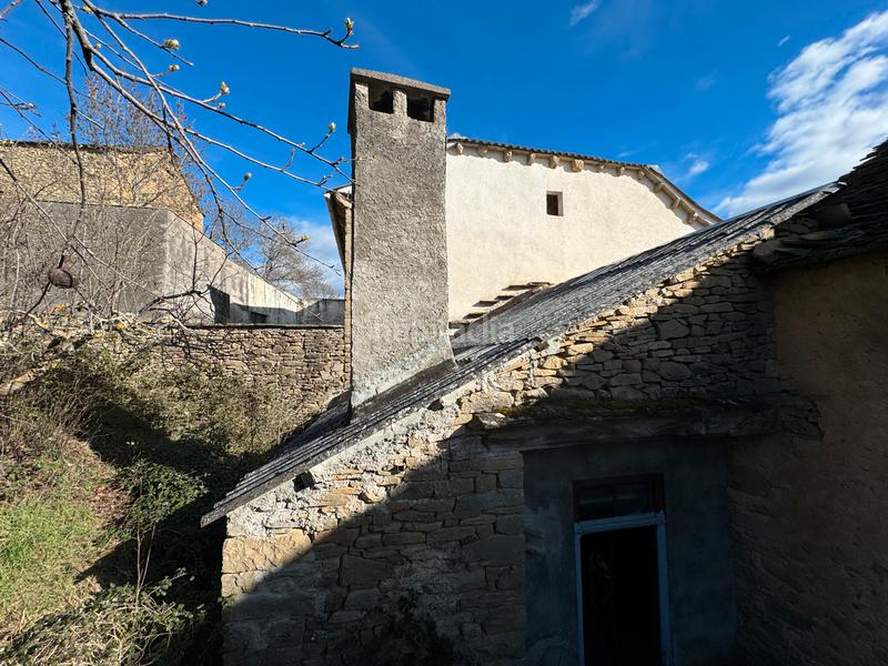 Foto c3076227-567a-44c1-b132-c9d5cd413215. Masia amb xemeneia aparcament a Poblaciones Sur Jaca