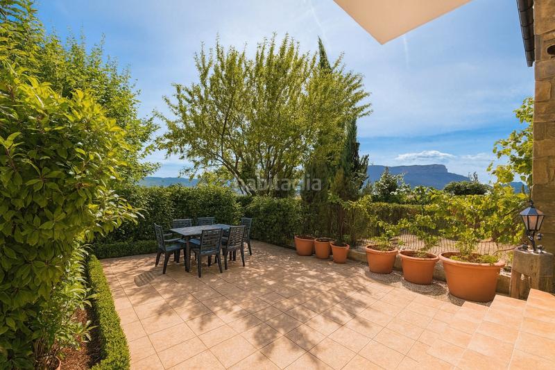 Foto fead7cd5-8506-487f-bf83-b70459212d56. Casa adossada amb xemeneia calefacció aparcament piscina a Jaca