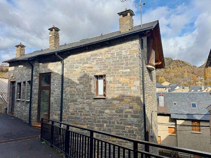 Foto e176f93b-9a3a-46b9-b14c-30bfde45410c. Maison jumelée avec cheminée chauffage parking dans Hoz de Jaca