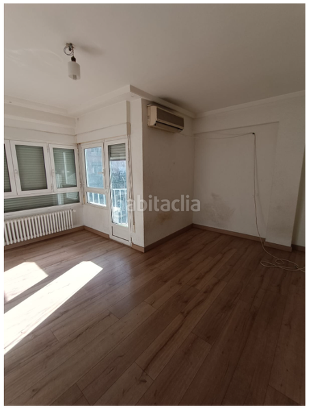 Foto 779aa2b3-7113-48fa-a7fc-716acf398d68. Piso sector universidad, calle tomás bretón, 3 dormitorios, un baño, ascensor en Zaragoza