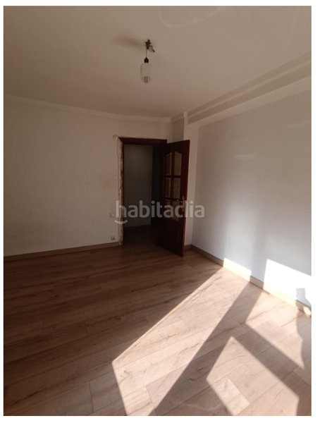 Foto ab8be33d-821b-4048-867c-a65b4d58f22d. Piso sector universidad, calle tomás bretón, 3 dormitorios, un baño, ascensor en Zaragoza