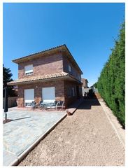 Haus in Cadrete. Cadrete, urbanización el sisallete, calle sobradiel, chalet indi