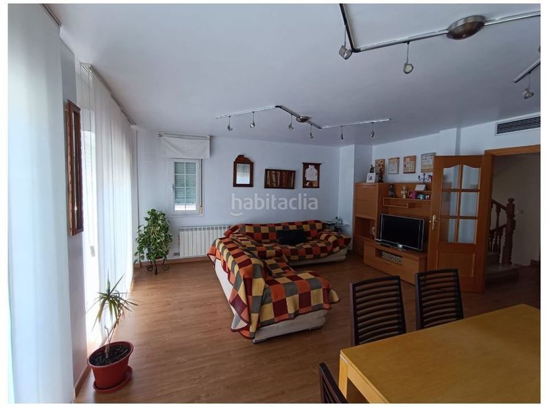 Foto b4d4e646-b1a9-4c59-a0f8-4bd5e7e42ded. Casa a Cadrete