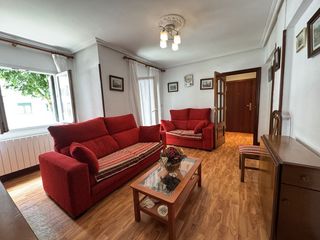 Pis a Bergara. Piso de 3 habitaciones con balcón en el centro de bergara.