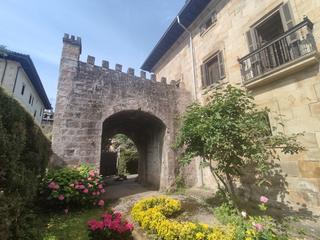 Casa aparellada  Kanpokale. Vivienda unifamiliar en palacio, con jardín y garaje, en el casc