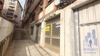 Local commercial à Bermeo. Local cerca de la estación del tren y del parque