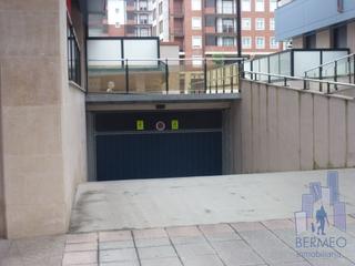 Aparcament cotxe a Bermeo. Parcela de garaje amplia