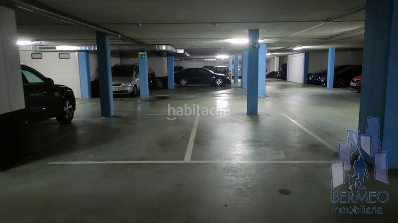 Foto f8909051-f5db-43de-a763-38485d6b2819. Aparcament cotxe a Bermeo