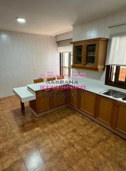 Foto 0221883f-f84d-4fc0-913c-5df0a5c27f3b. Alquiler piso zona centro . parking y trastero en Vigo
