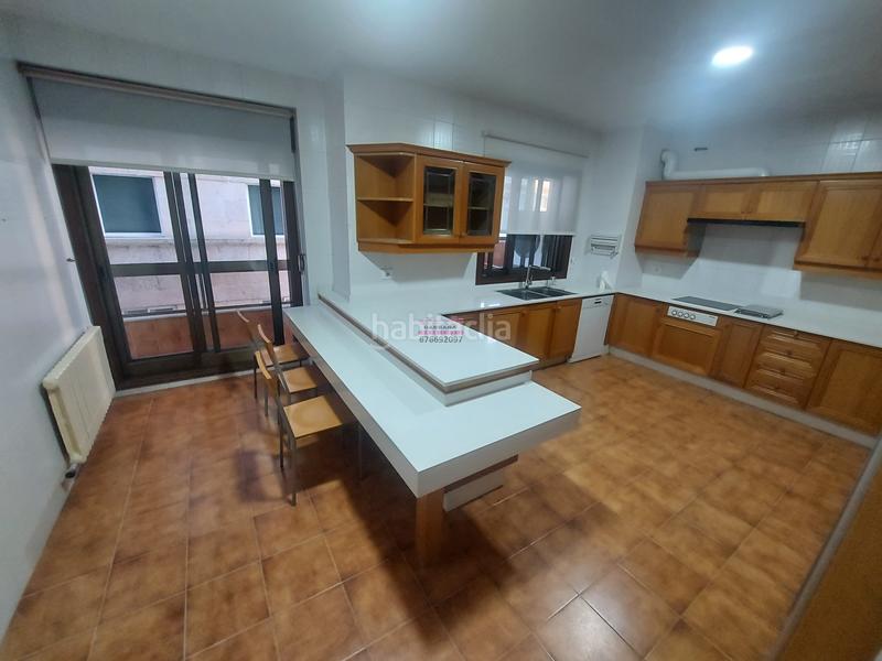 Foto b9265e61-e4c6-46f2-8b0b-cd6175a3e5e9. Alquiler piso zona centro . parking y trastero en Vigo