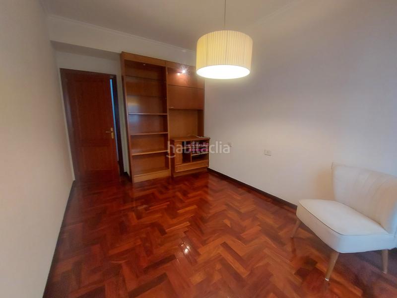 Foto bfed330d-6607-4821-a681-c2e790b6cc55. Alquiler piso zona centro . parking y trastero en Vigo