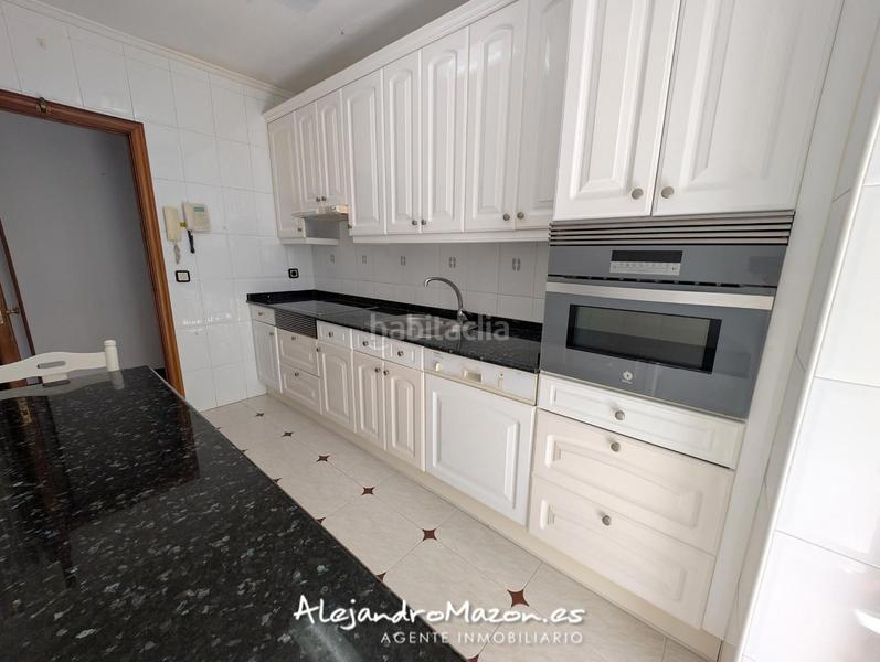 Foto dfdf9c71-a22b-4b72-ab25-7b9321fd9a31. Piso en la ronda 48 vistas al mar. 4 habitaciones, terraza y garaje en Castro - Urdiales