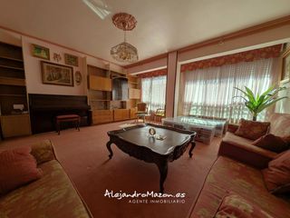 Flat in Juan de la cosa 14. Es enorme, tiene ascensor sin escalones y está en el centro