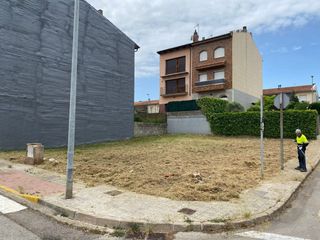 Solar urbano en Joan miro 6. 2 parcelas urbanas en avinyo
