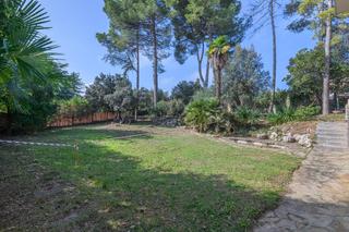Terreny residencial  Pirineus. Parcela esquinera llana. urb pineda de bages