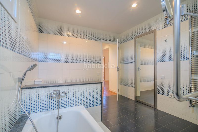 Foto 109cfe79-702b-4c93-a05f-d4160d2f1867. Casa amb calefacció aparcament piscina a bases de Manresa - carretera de santpedor Manresa