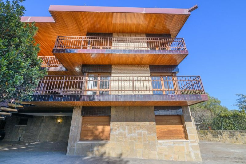 Foto fd1c9d7a-b26f-4346-a8bc-16119f0bb8cb. Casa amb calefacció aparcament piscina a bases de Manresa - carretera de santpedor Manresa