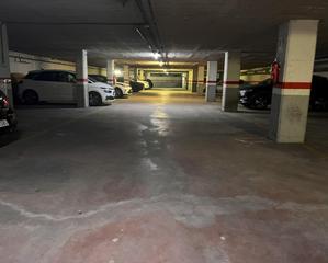 Aparcament cotxe a Calle amadeu vives 2. Plaza de parking para coche mediano