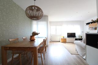 Pis a Eixample Nord. Amplio  5 habitaciones y 2 baños con parking incluido en ctra. b