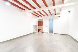 Piso en Sants. Planta baja con jardin y terraza reformada riera de escuder .